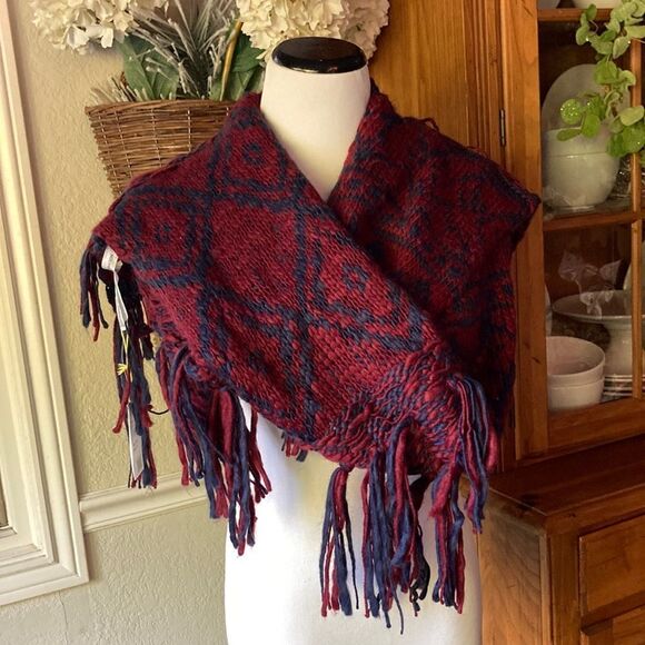 BCBGeneration New Fringe Neck 🧣 - Picture 3 of 13